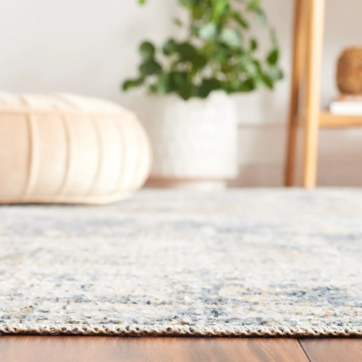 Safavieh Baltimore 4'-0" x 6'-0" Rug in Light Grey / Blue