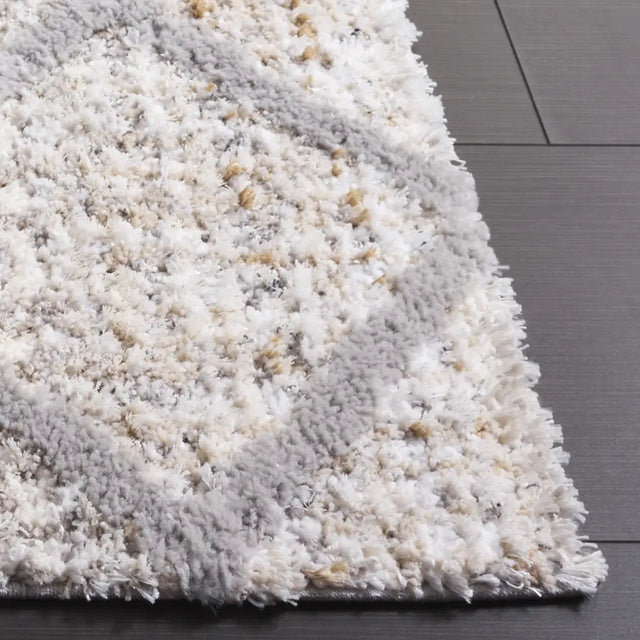 Safavieh Everett Shag 5'-3" x 7'-0" Rug in Ivory / Grey
