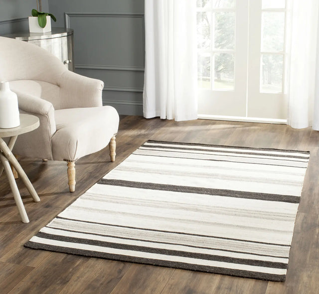 Safavieh Dhurries 4'-0" x 6'-0" Rug in Natural / Grey