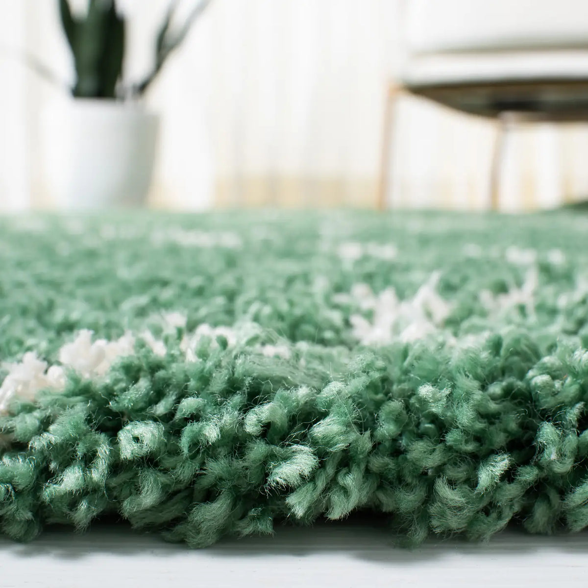 Safavieh Venus Shag 500 4'-0" x 6'-0" Rug in Green / Ivory