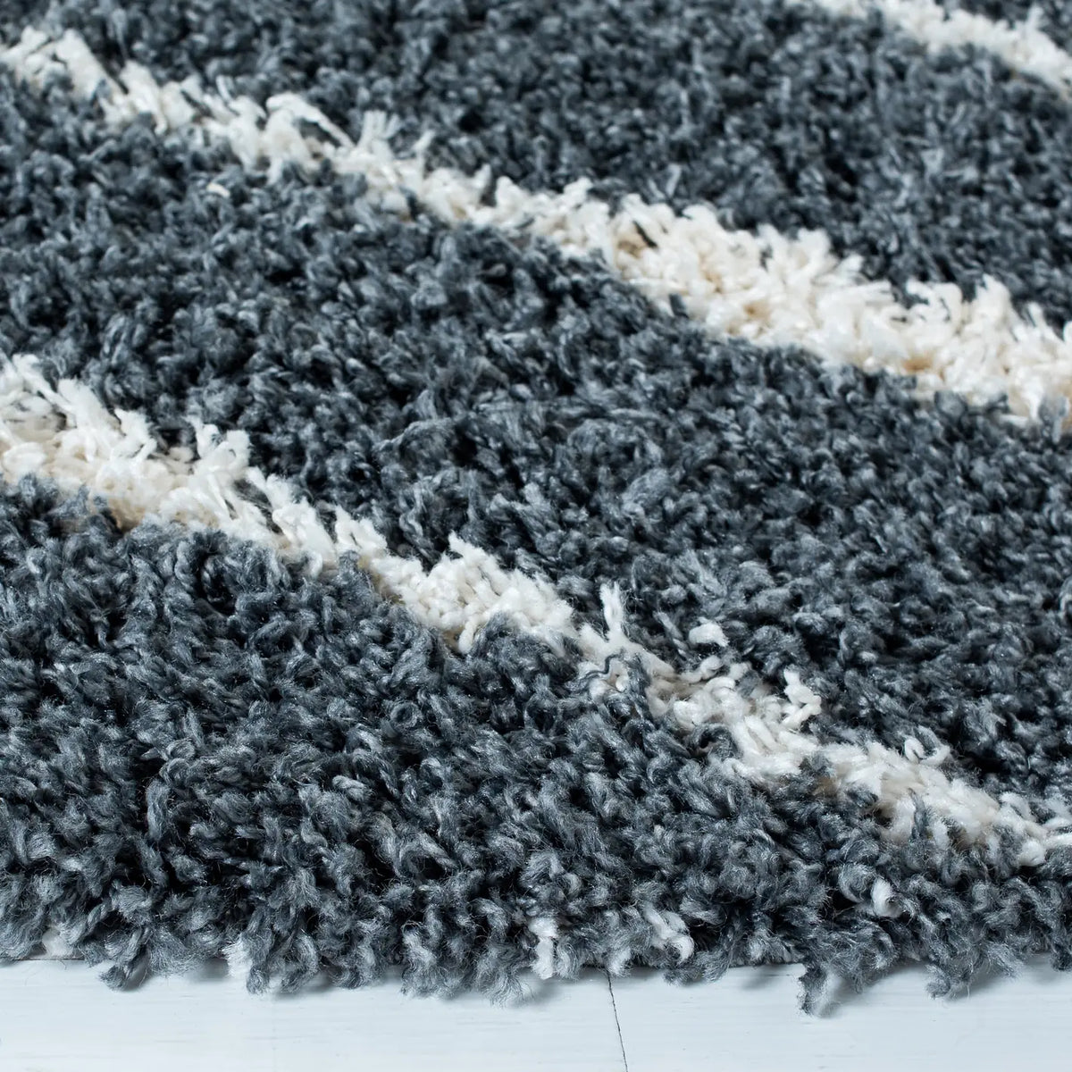 Safavieh Venus Shag 600 5'-3" x 5'-3" Rug in Dark Grey / Ivory