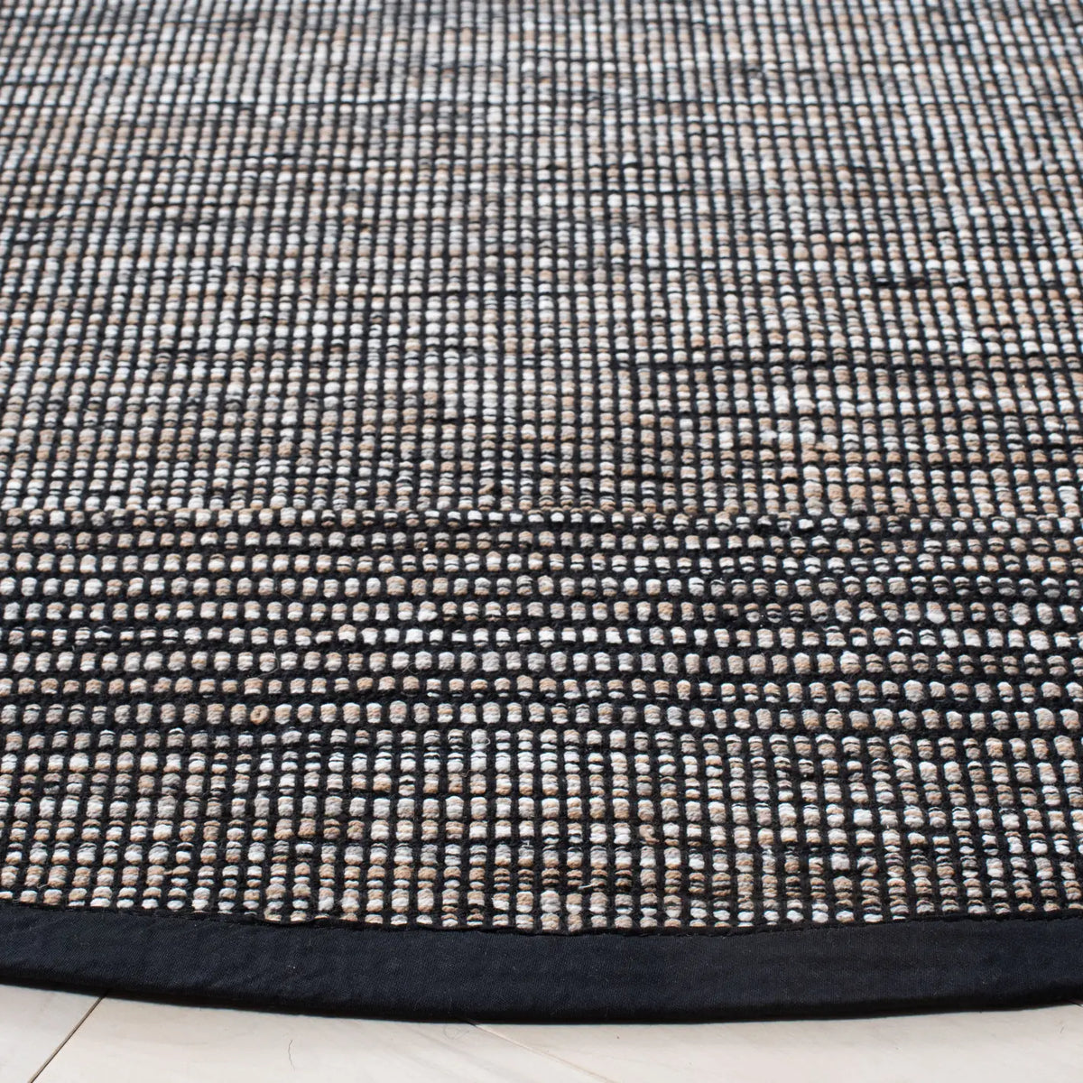 Safavieh Montauk 6'-0" x 6'-0" Rug in Beige / Ivory