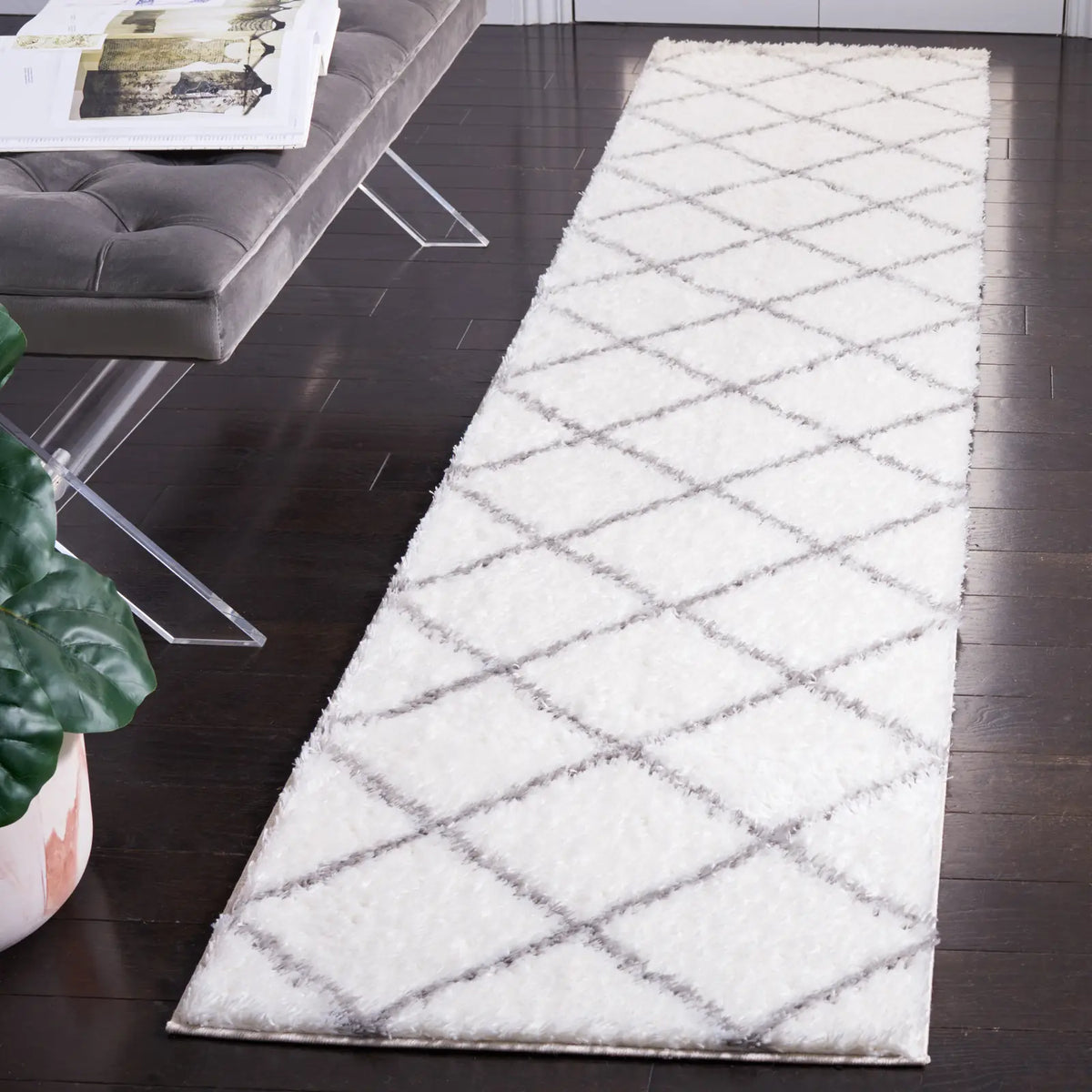 Safavieh Tahoe Shag 2'-0" x 9'-0" Rug in White / Grey