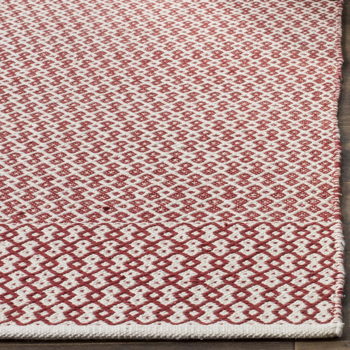 Safavieh Montauk 5'-0" x 8'-0" Rug in Ivory / Red