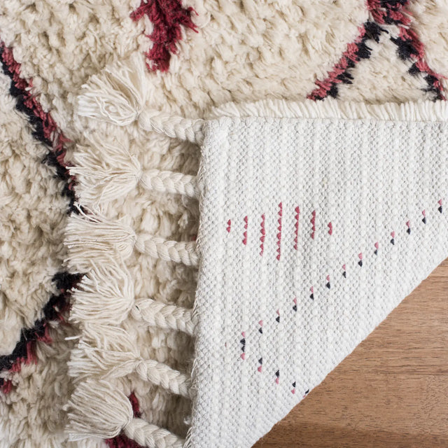 Safavieh Casablanca 5'-0" x 8'-0" Rug in Ivory / Fuchsia