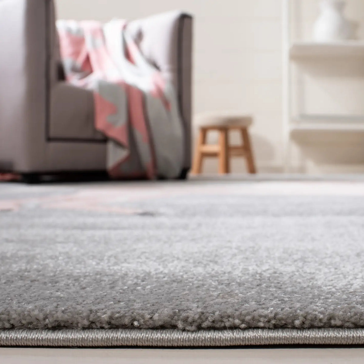 Safavieh Carousel Kids 100 4'-0" x 6'-0" Rug in Grey / Pink