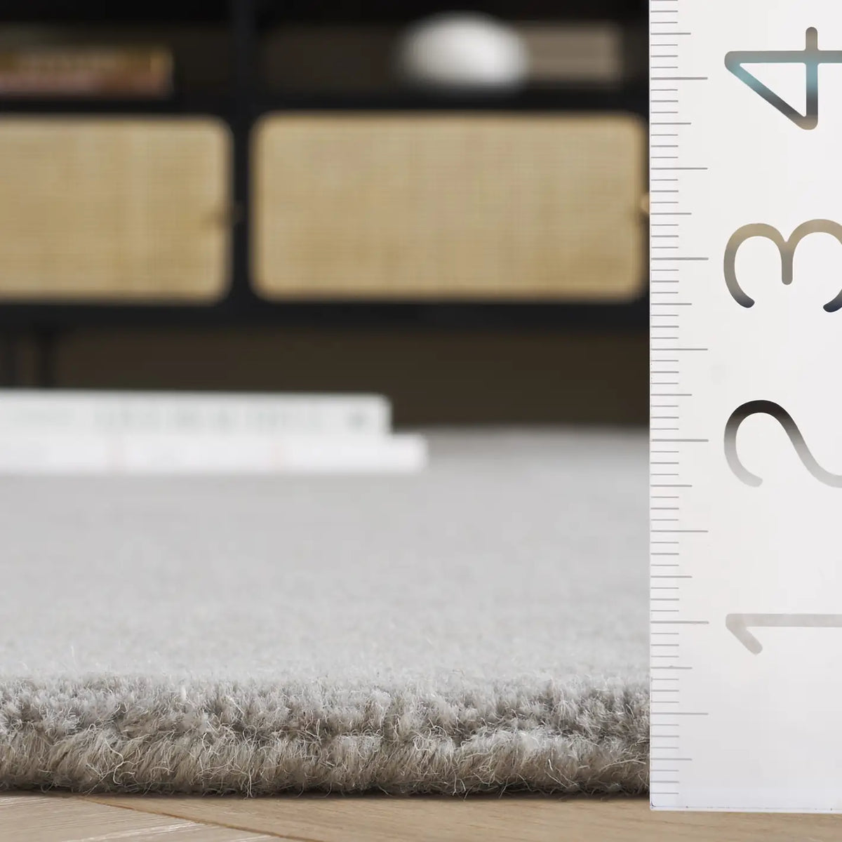 Safavieh Fifth Avenue 4'-0" x 6'-0" Rug in Grey