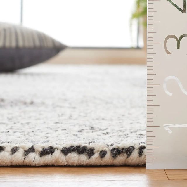 Safavieh Abstract 4'-0" x 6'-0" Rug in Ivory / Charcoal