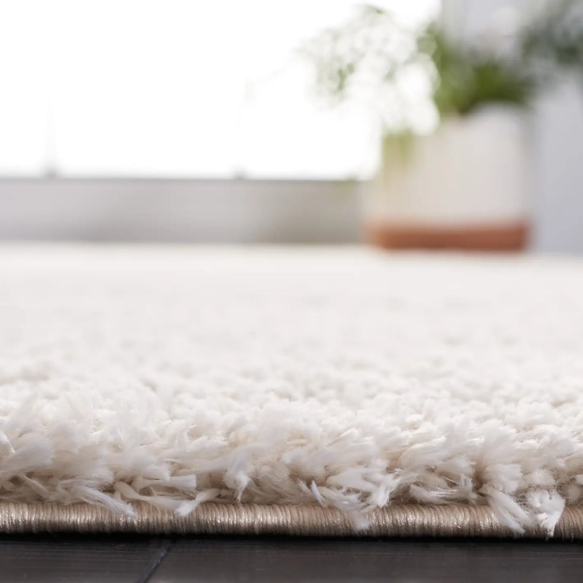 Safavieh Tahoe Shag 4'-0" x 6'-0" Rug in Silver