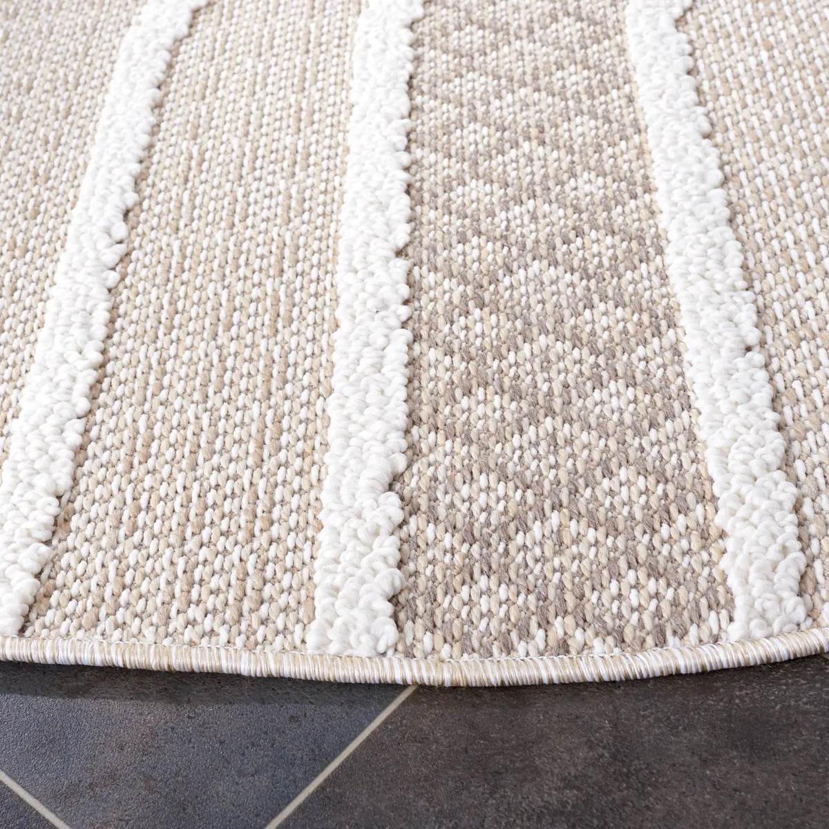 Safavieh Global 6'-7" x 6'-7" Rug in Beige / Ivory