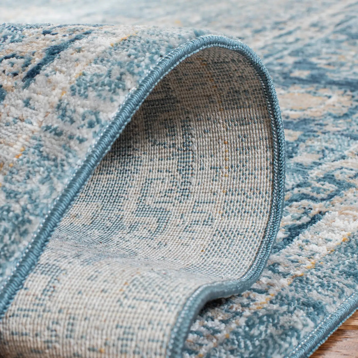 Safavieh Victoria 4'-0" x 6'-0" Rug in Blue / Ivory