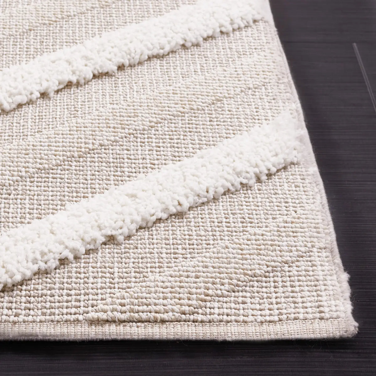 Safavieh Trends 4'-0" x 6'-0" Rug in Beige / Ivory