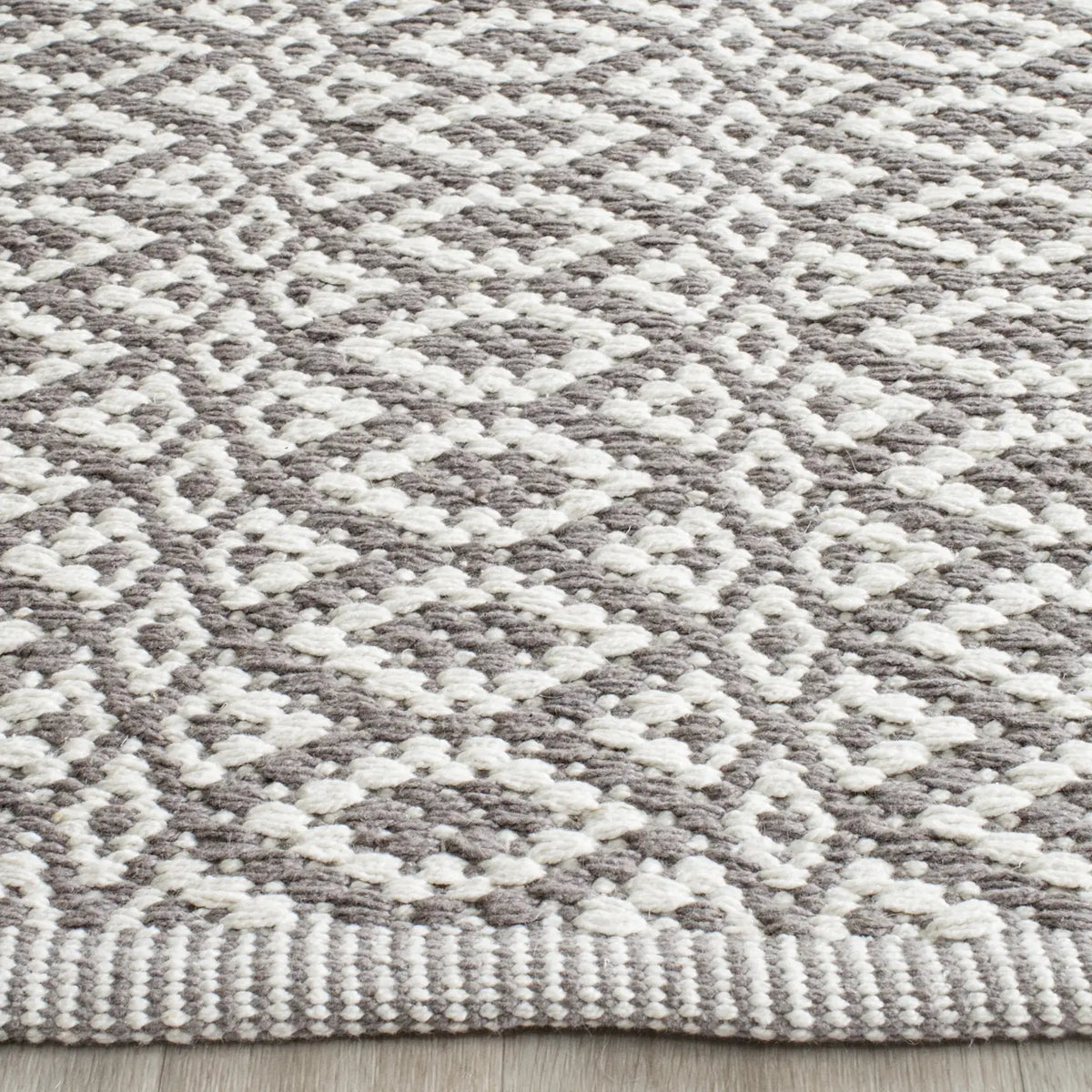 Safavieh Montauk 2'-3" x 11'-7" Rug in Ivory / Grey