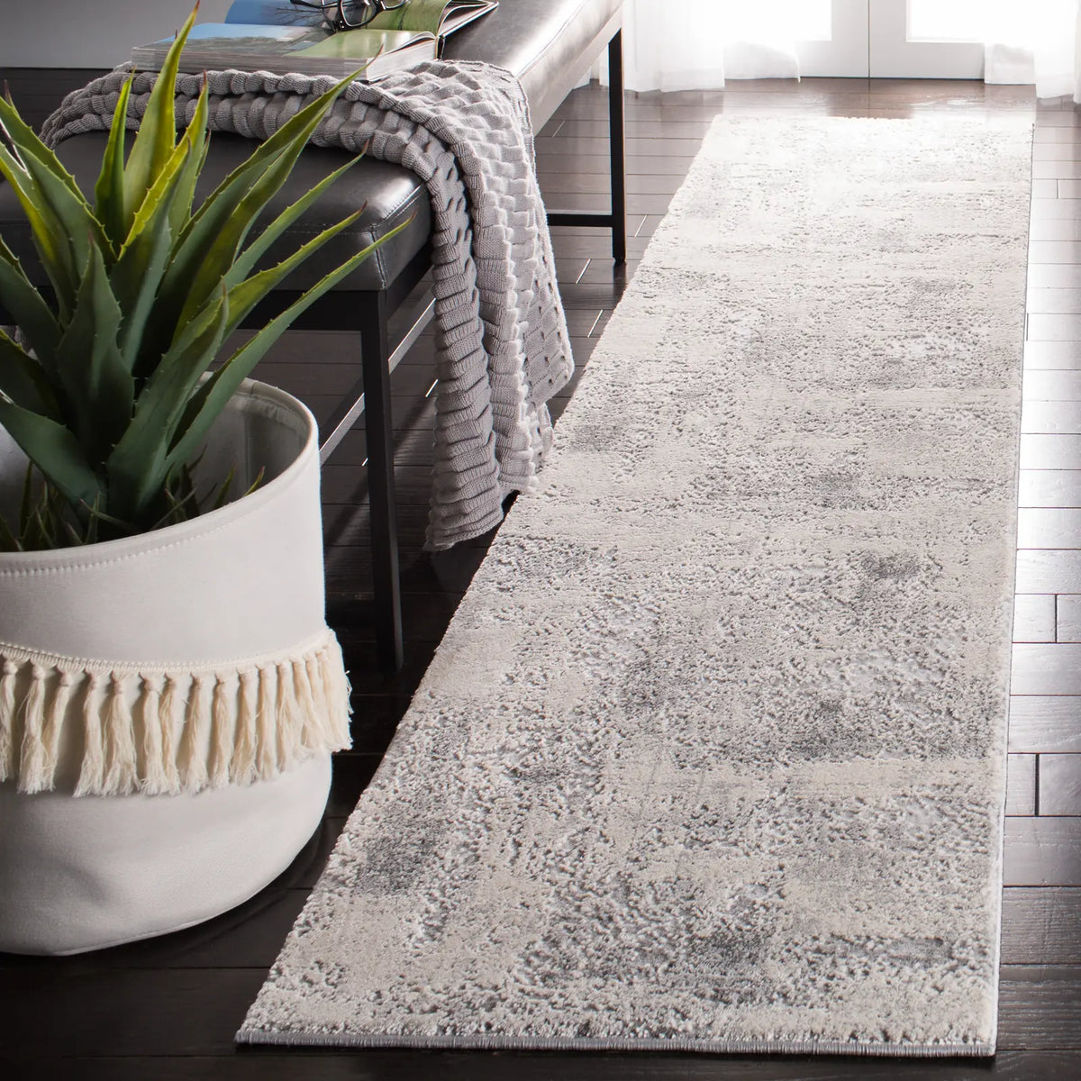 Safavieh Invista 2'-0" x 8'-0" Rug in Grey / Ivory