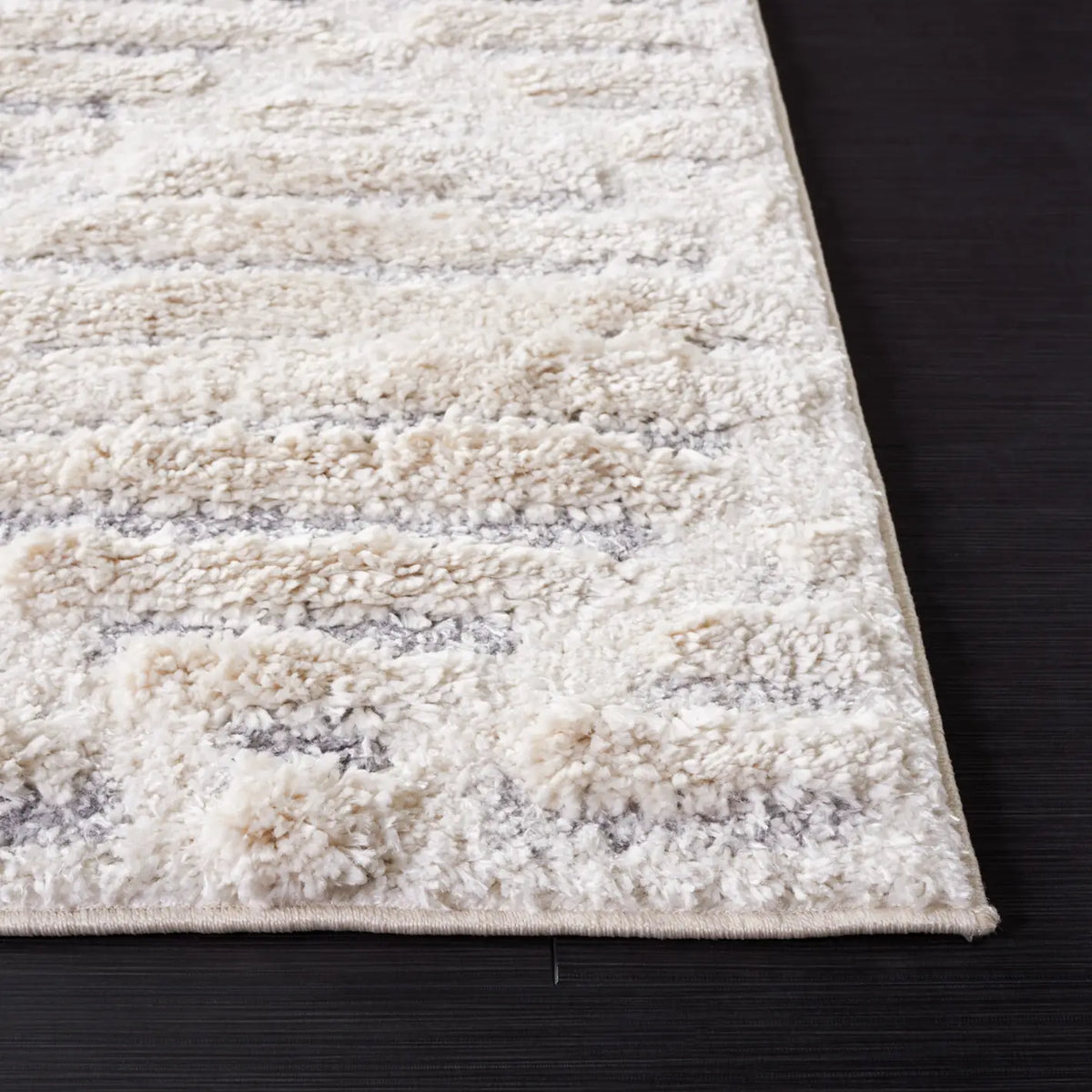 Safavieh Hi-Lo Shag 4'-0" x 6'-0" Rug in Beige / Grey