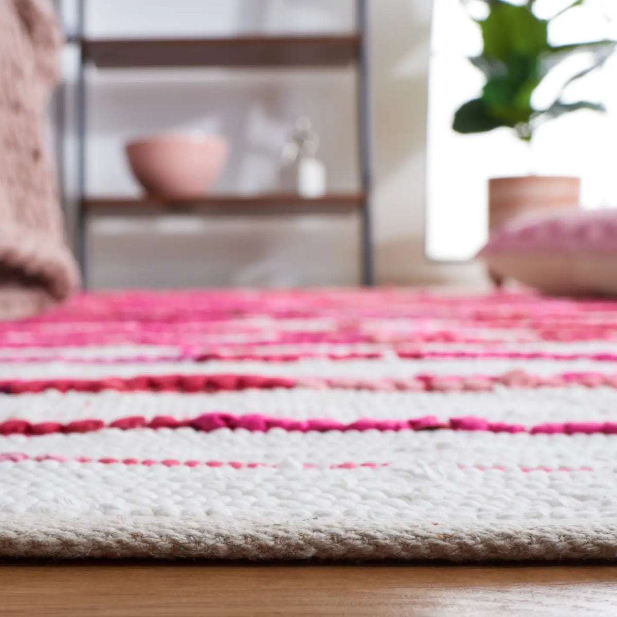 Safavieh Montauk 4'-0" x 6'-0" Rug in Red / Ivory
