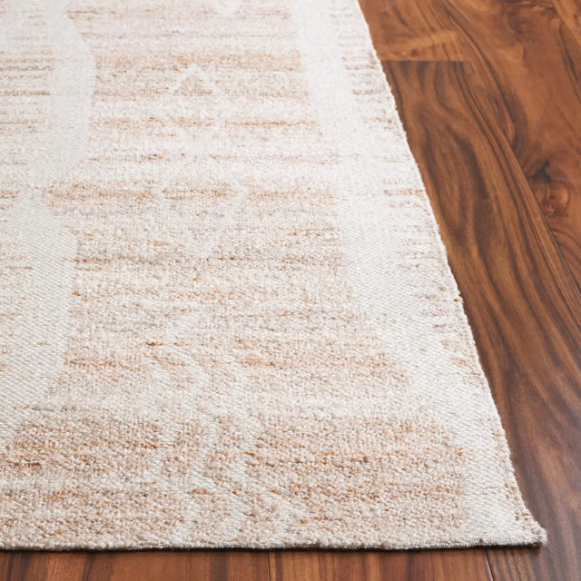 Safavieh Sahara 4'-0" x 6'-0" Rug in Natural / Ivory