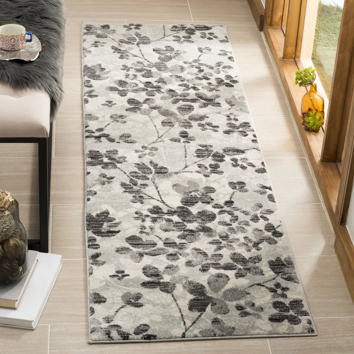 Safavieh Evoke 2'-2" x 7'-0" Rug in Grey / Black