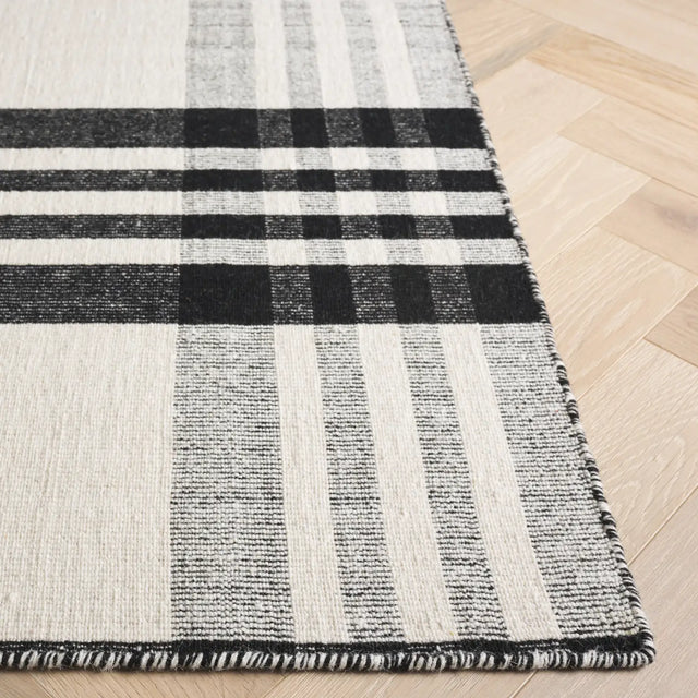 Safavieh Striped Kilim 4'-0" x 6'-0" Rug in Black / Ivory
