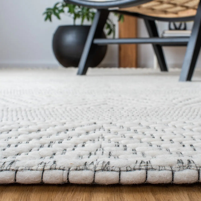 Safavieh Marbella 4'-0" x 6'-0" Rug in Ivory