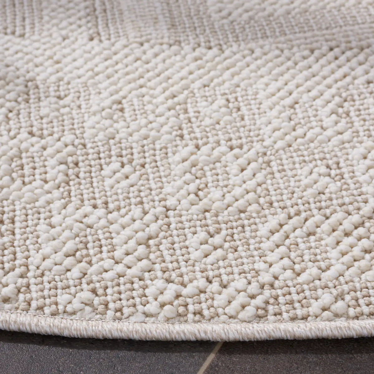 Safavieh Trends 6'-7" x 6'-7" Rug in Beige / Ivory