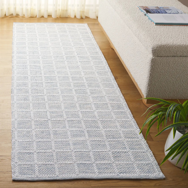 Safavieh Montauk 2'-3" x 8'-0" Rug in Grey / Ivory