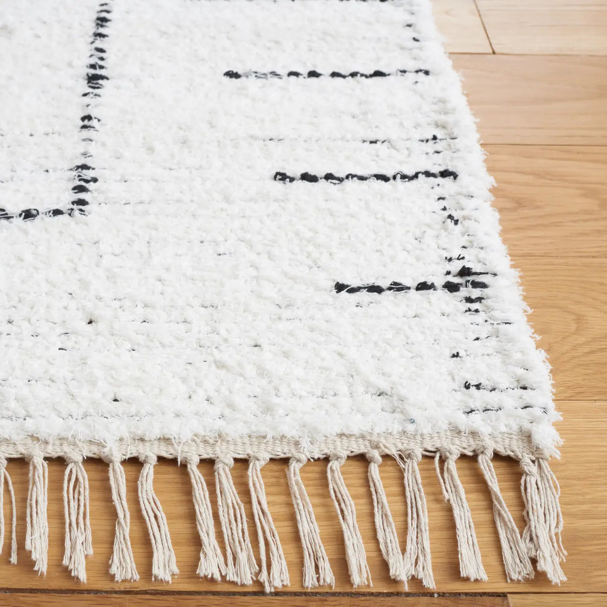Safavieh Casablanca 4'-0" x 6'-0" Rug in Ivory / Black