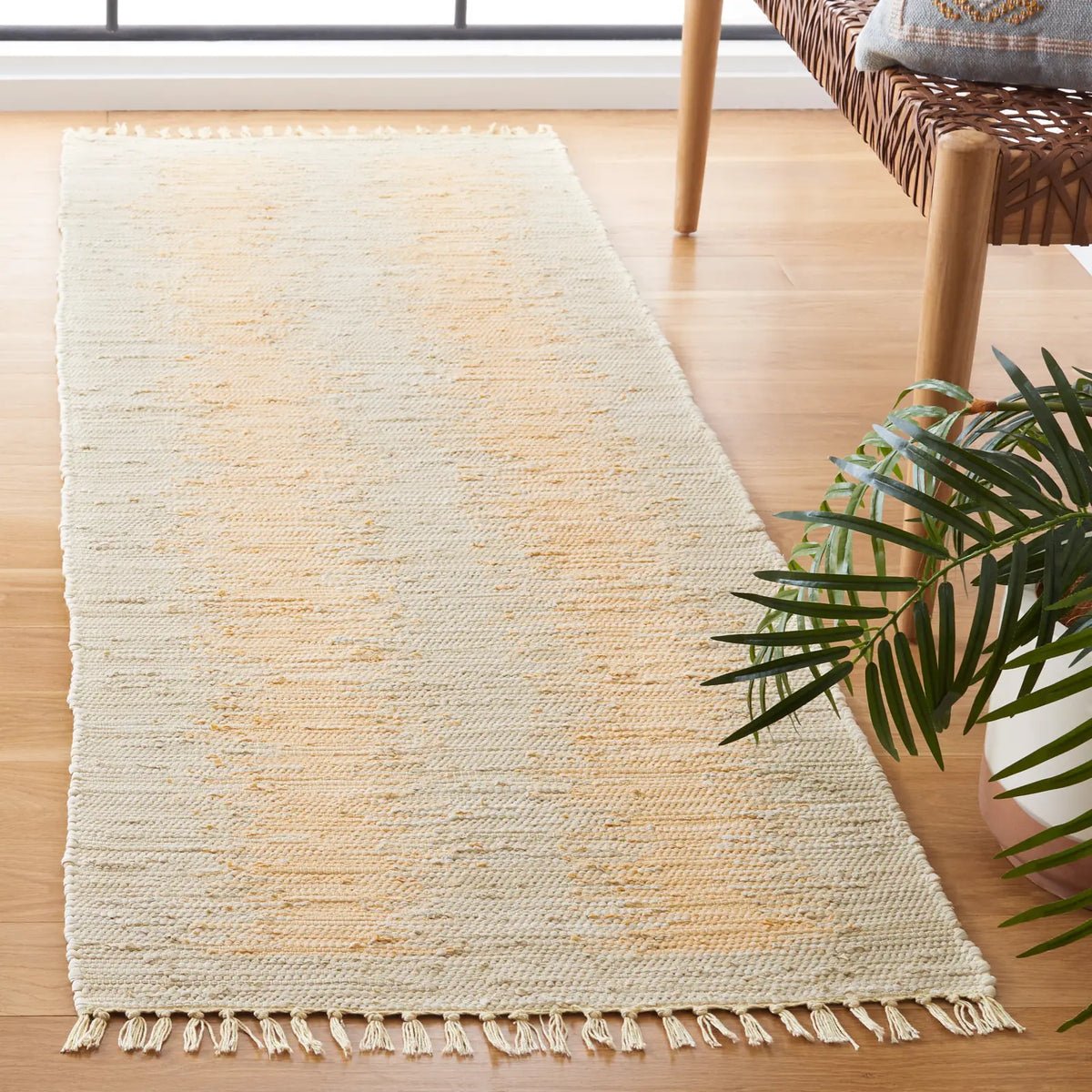 Safavieh Montauk 2'-3" x 7'-0" Rug in Ivory