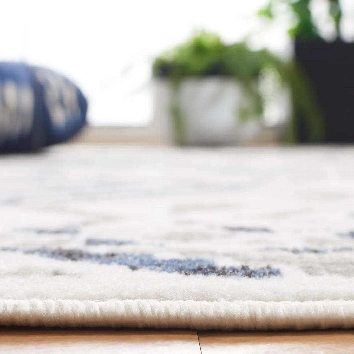 Safavieh Pyramid 4'-5" x 6'-5" Rug in Ivory / Grey Navy