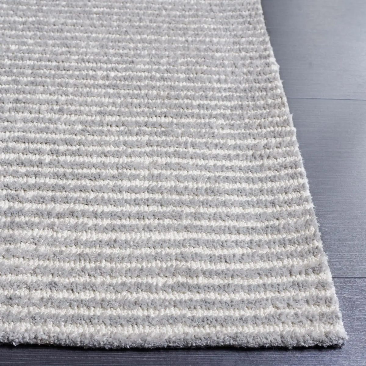 Safavieh Audrey 4'-0" x 6'-0" Rug in Ivory / Grey
