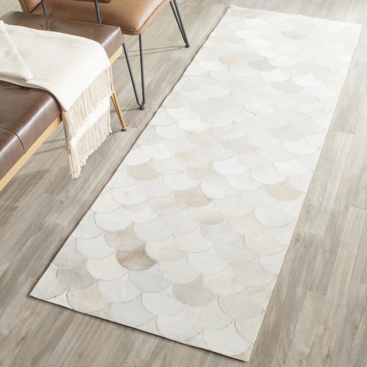 Safavieh Studio Leather 2'-3" x 7'-0" Rug in Ivory / Grey