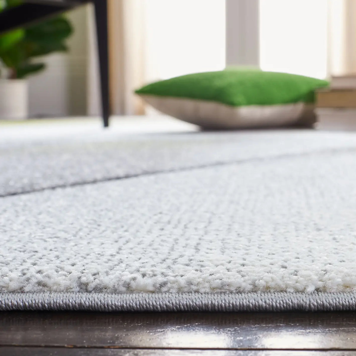 Safavieh Hollywood 4'-0" x 6'-0" Rug in Grey / Green