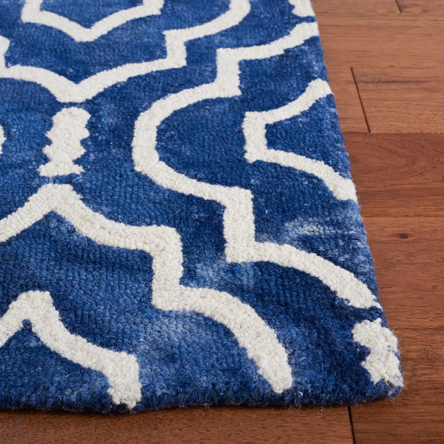 Safavieh Dip Dye 4'-0" x 6'-0" Rug in Navy / Ivory