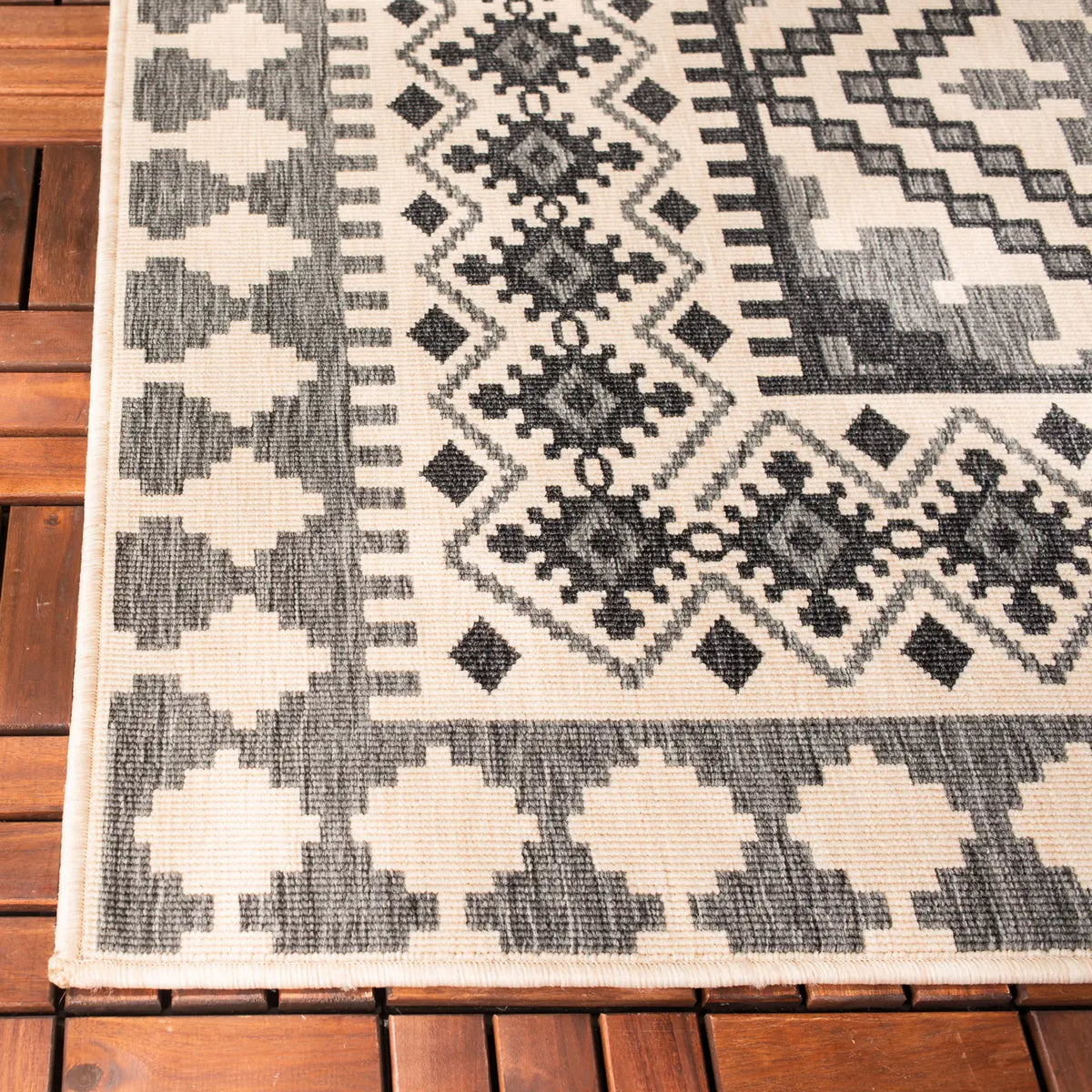 Safavieh Veranda 4'-0" x 5'-7" Rug in Ivory / Slate