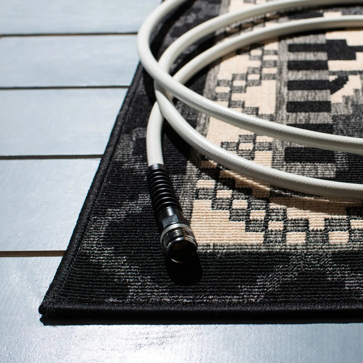 Safavieh Veranda 4'-0" x 5'-7" Rug in Black / Beige