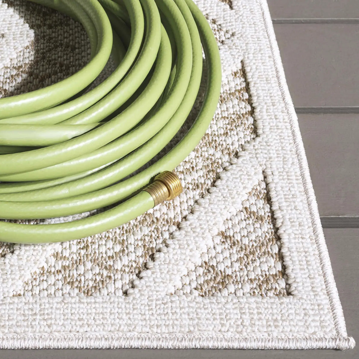 Safavieh Martha Stewart Global 4'-0" x 6'-0" Rug in Light Beige / Brown