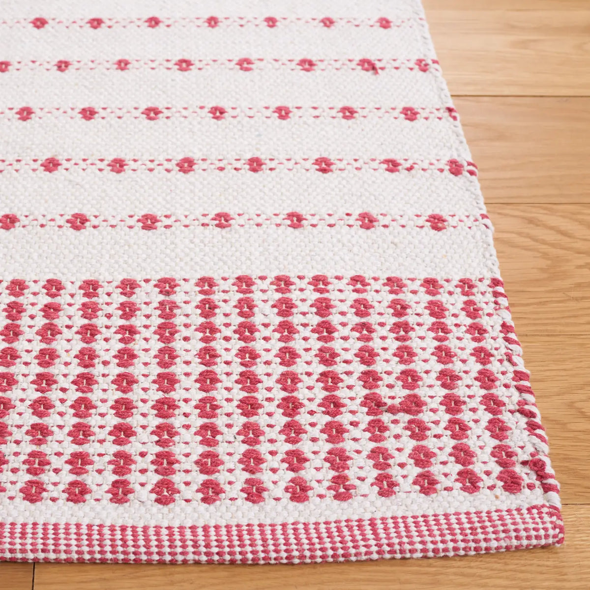 Safavieh Montauk 4'-0" x 6'-0" Rug in Red / Ivory