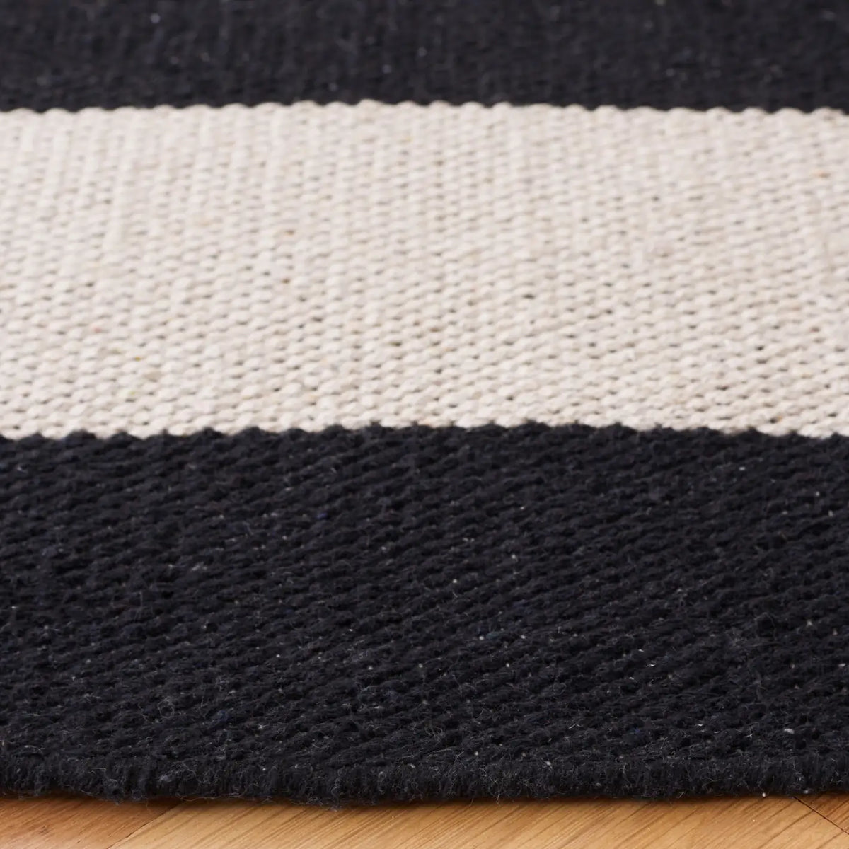 Safavieh Montauk 6'-0" x 6'-0" Rug in Black / Ivory