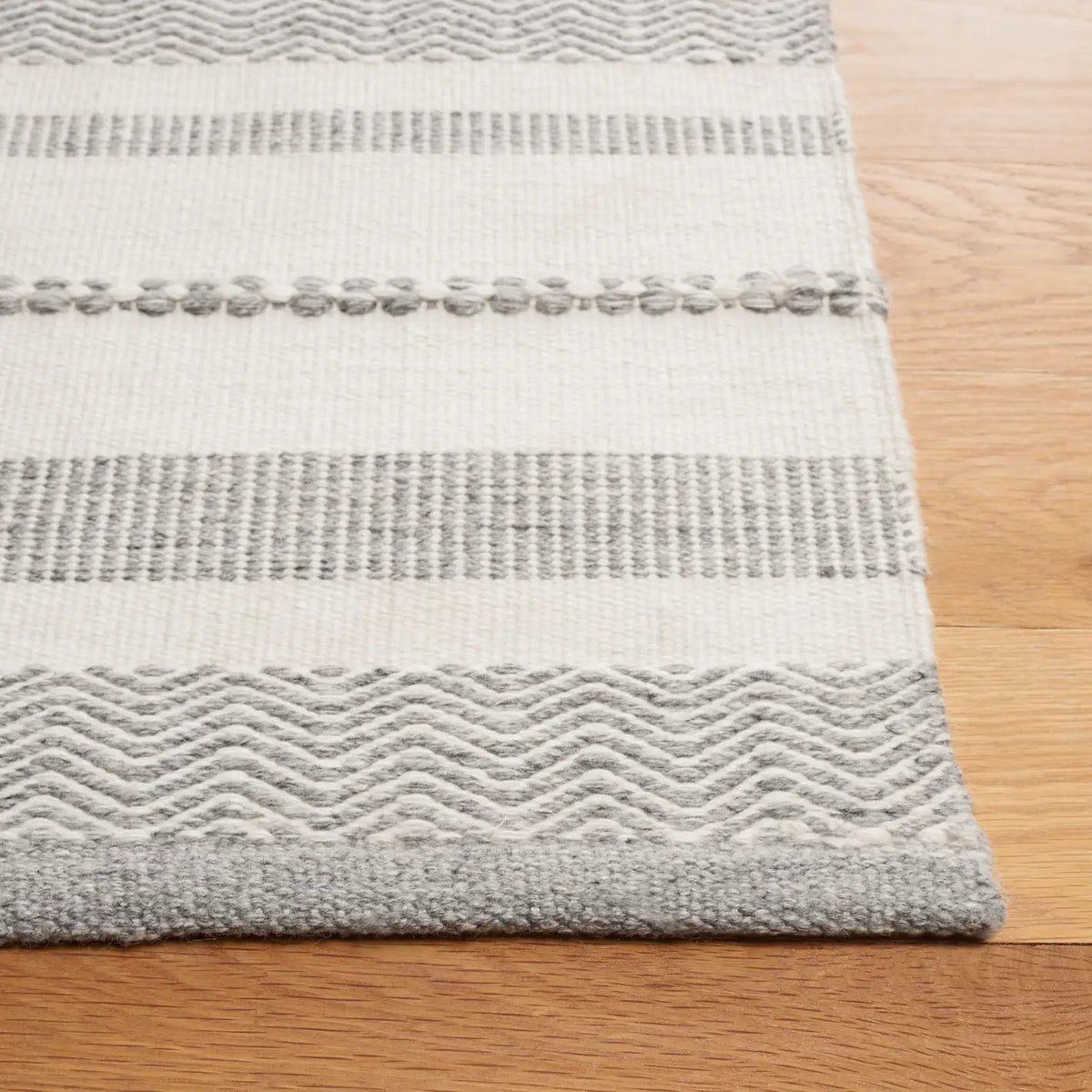 Safavieh Kilim 4'-0" x 6'-0" Rug in Silver / Ivory