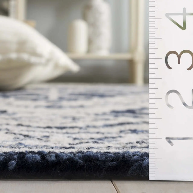 Safavieh Metro 4'-0" x 6'-0" Rug in Navy / Ivory