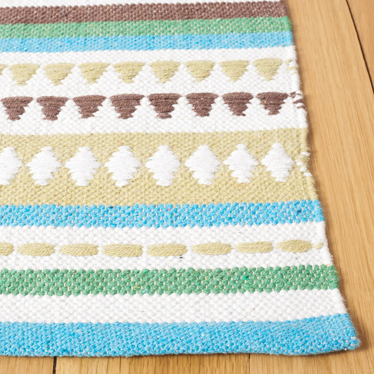 Safavieh Montauk 4'-0" x 6'-0" Rug in Light Blue / Ivory