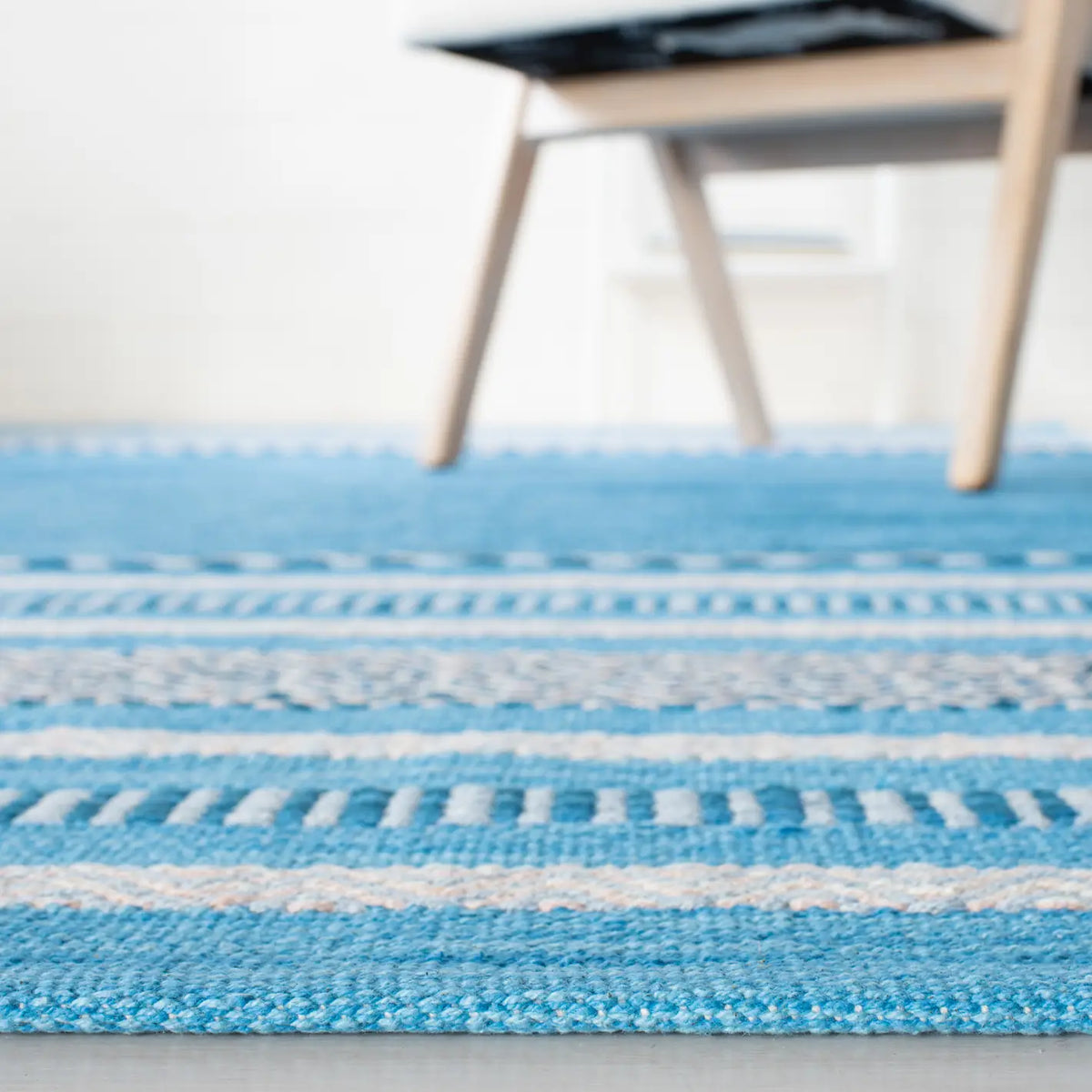 Safavieh Montauk 5'-0" x 8'-0" Rug in Blue / Grey