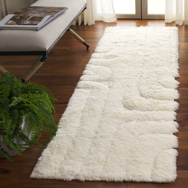 Safavieh Manhattan 2'-3" x 8'-0" Rug in Ivory