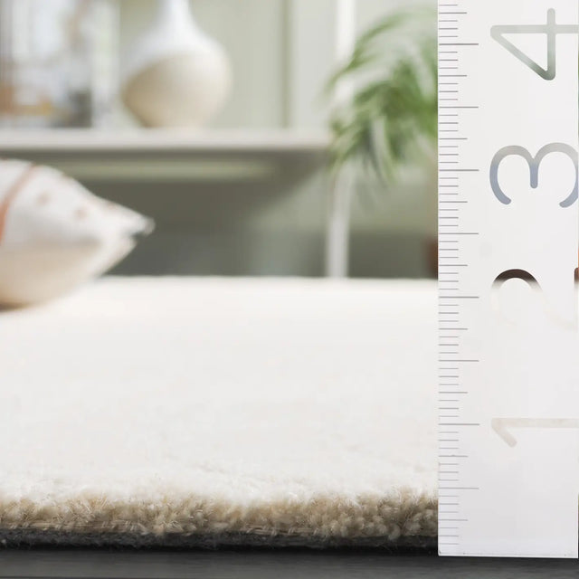 Safavieh Pine 4'-0" x 6'-0" Rug in Ivory