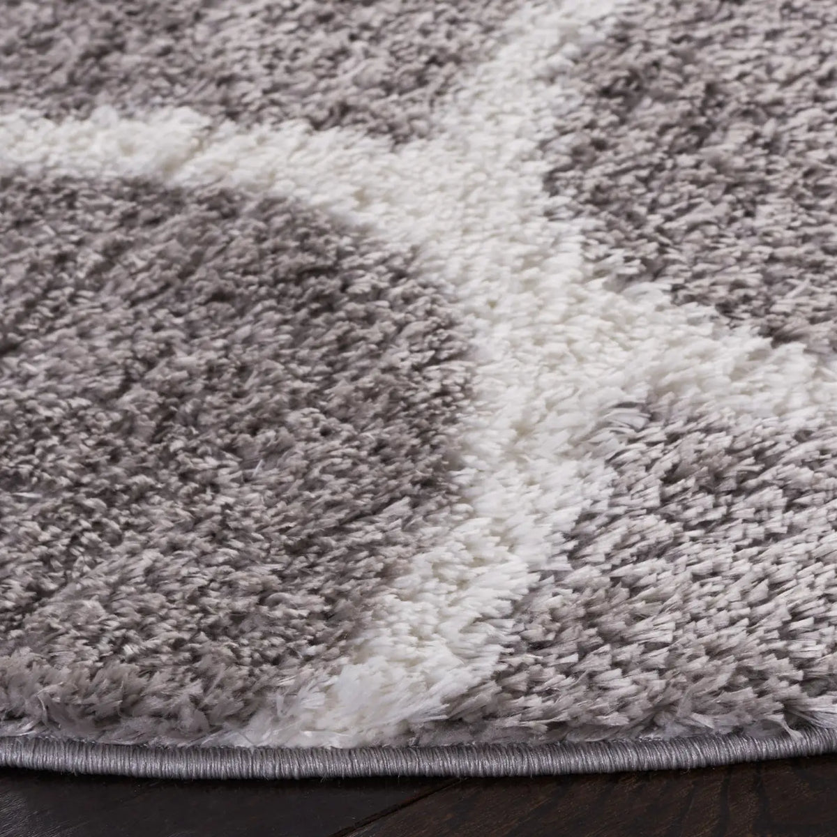 Safavieh Tahoe Shag 6'-7" x 6'-7" Rug in Grey / White