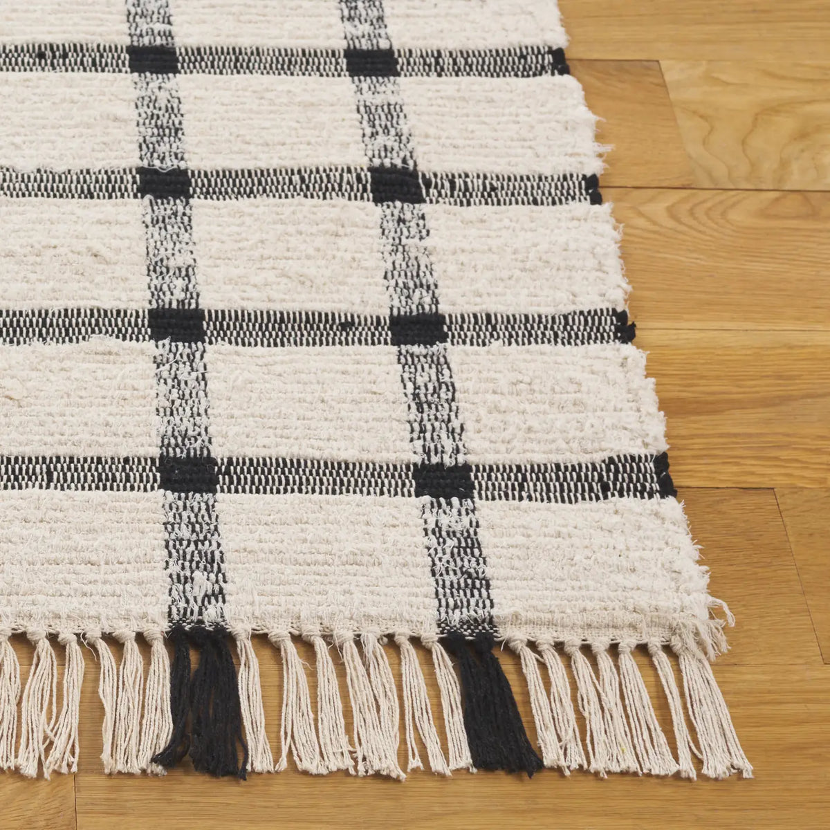 Safavieh Montauk 4'-0" x 6'-0" Rug in Ivory / Black