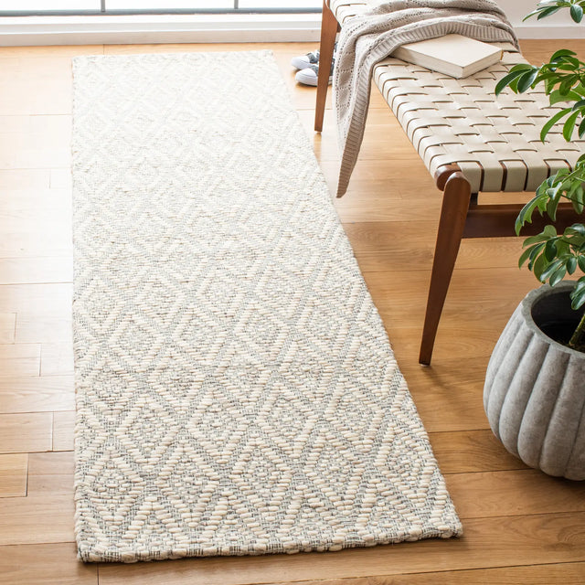 Safavieh Marbella 2'-3" x 8'-0" Rug in Beige / Cream