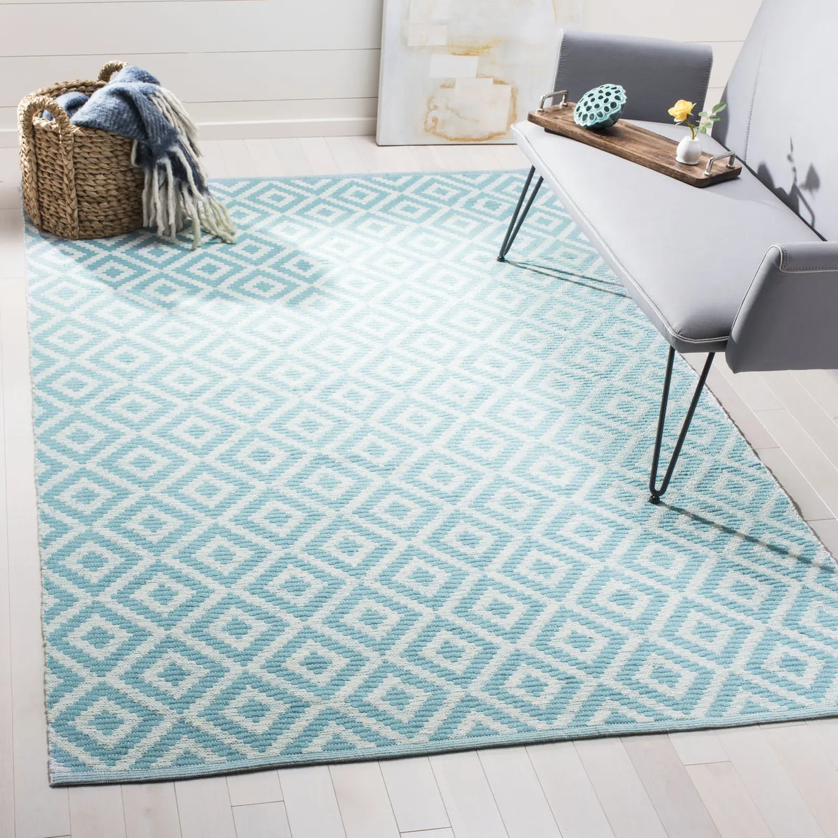 Safavieh Montauk 5'-0" x 8'-0" Rug in Light Blue / Ivory