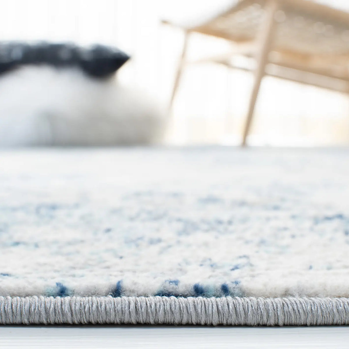 Safavieh Brentwood 4'-0" x 6'-0" Rug in Ivory / Navy