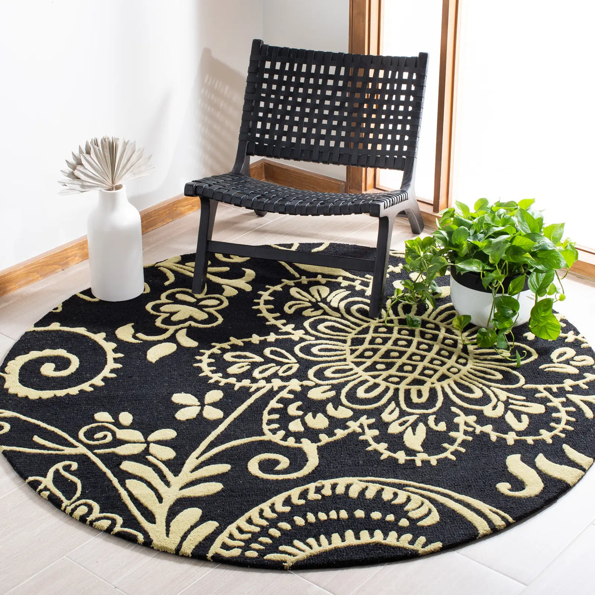 Safavieh Soho 6'-0" x 6'-0" Rug in Black / Green